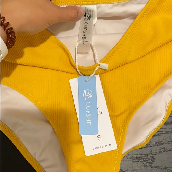 Small highwaisted Mustard Cupshe ruffle bikini set - Picture 5 of 6